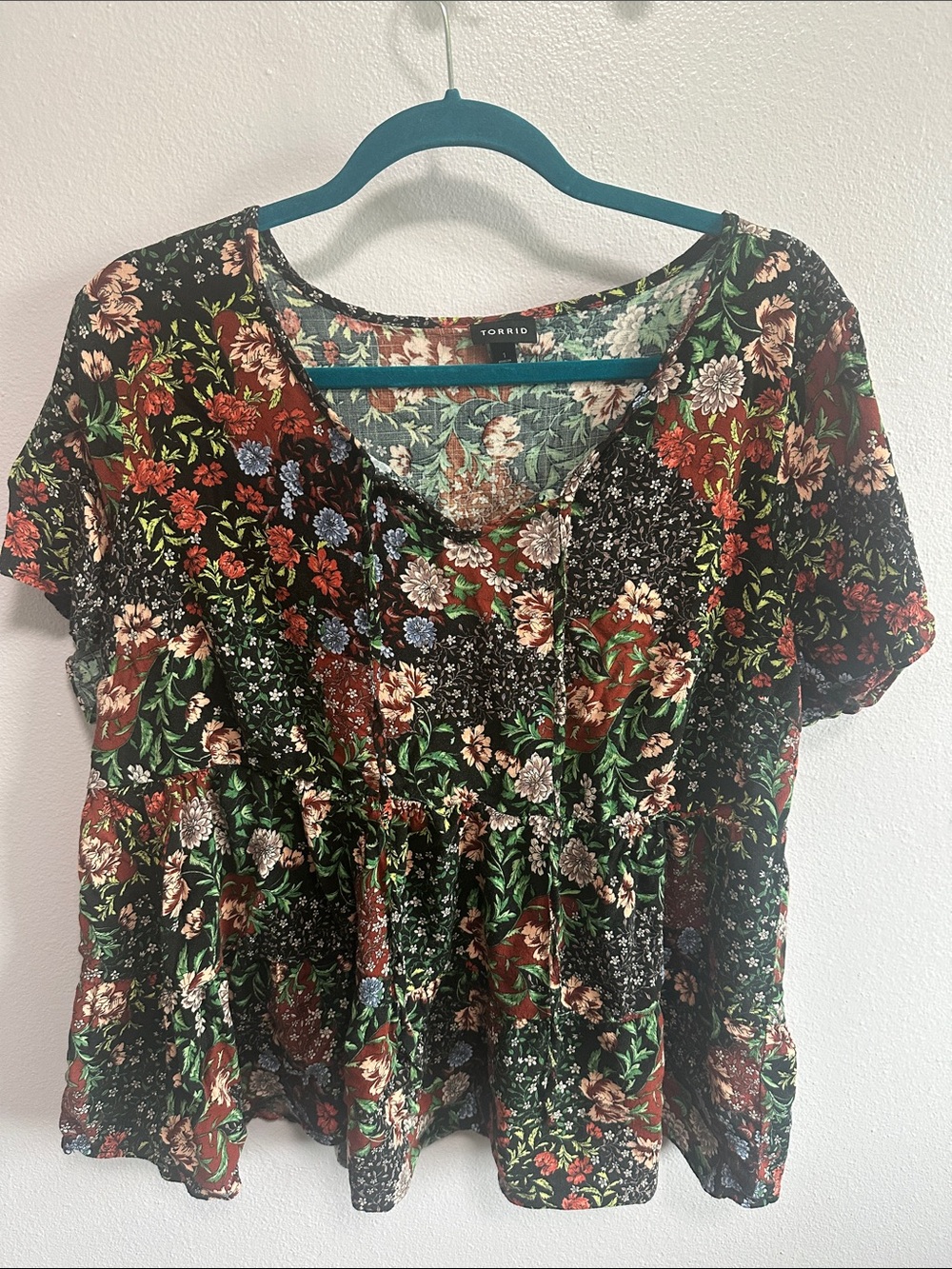 torrid Black Multi Floral Short Sleeve Peplum Top - Picture 2 of 8